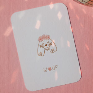 carte postale "wouf" chien heureux avec des fleurs dans les cheveux