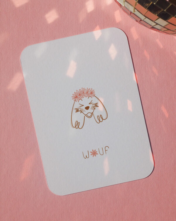 carte postale "wouf" chien heureux avec des fleurs dans les cheveux