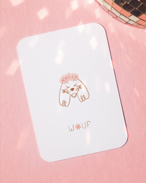 carte postale "wouf" chien heureux avec des fleurs dans les cheveux